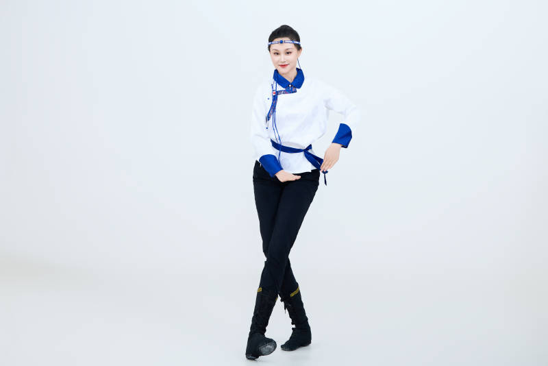 表演中国传统民族舞蹈蒙古族舞的美丽舞者图片