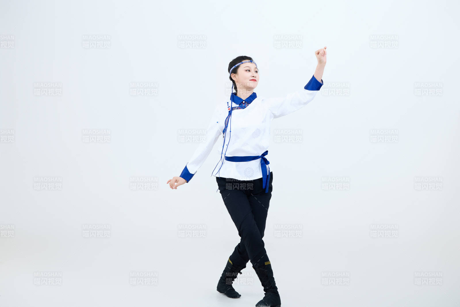 表演中国传统民族舞蹈蒙古族舞的美丽舞者图片