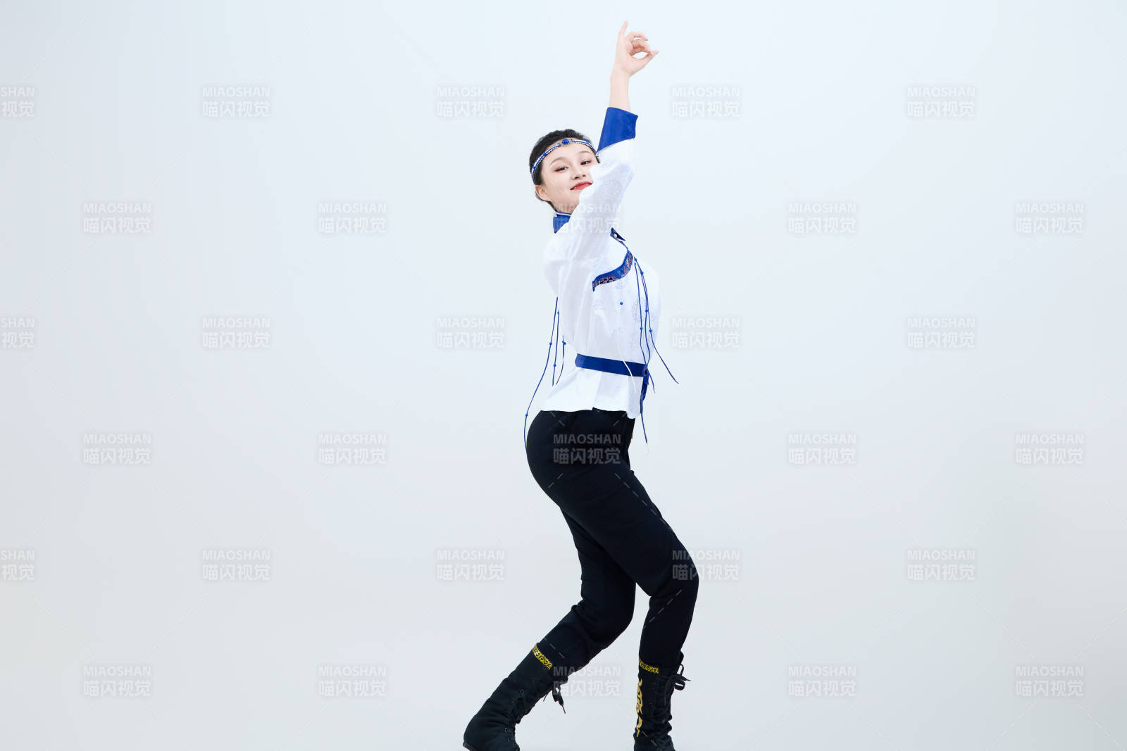 表演中国传统民族舞蹈蒙古族舞的美丽舞者图片