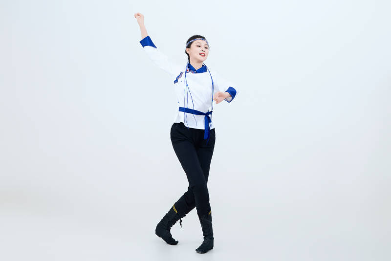 表演中国传统民族舞蹈蒙古族舞的美丽舞者图片