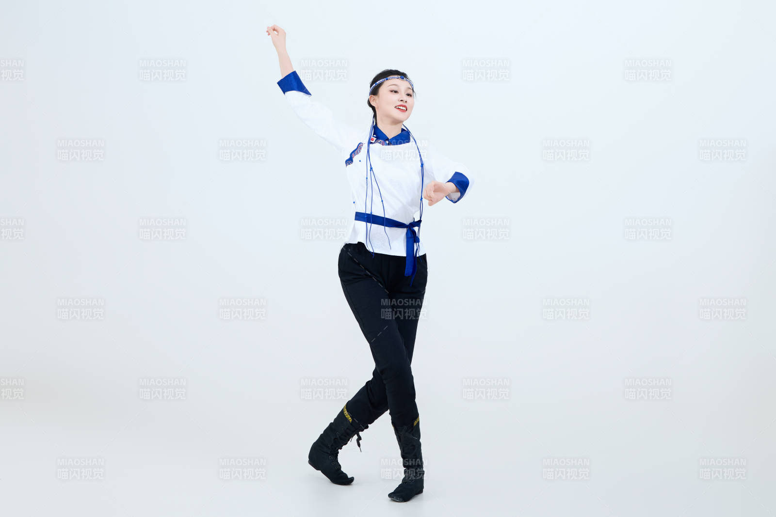 表演中国传统民族舞蹈蒙古族舞的美丽舞者图片