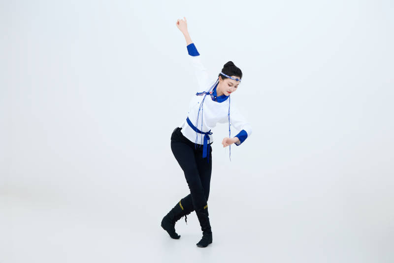 表演中国传统民族舞蹈蒙古族舞的美丽舞者图片