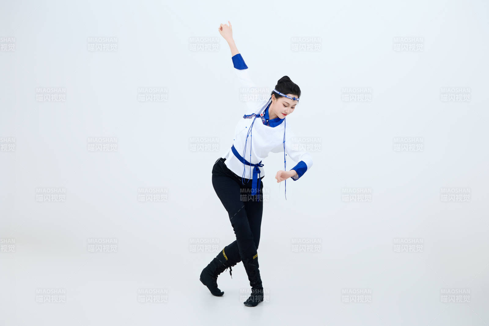 表演中国传统民族舞蹈蒙古族舞的美丽舞者图片