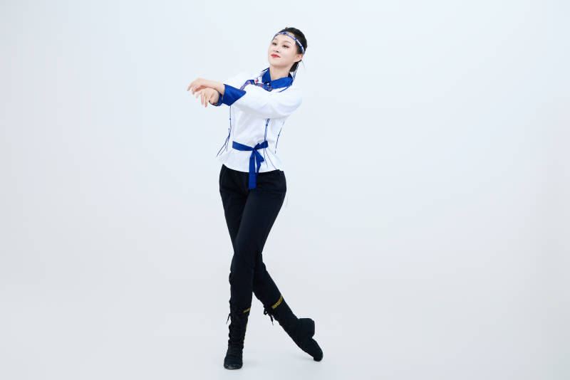 表演中国传统民族舞蹈蒙古族舞的美丽舞者图片