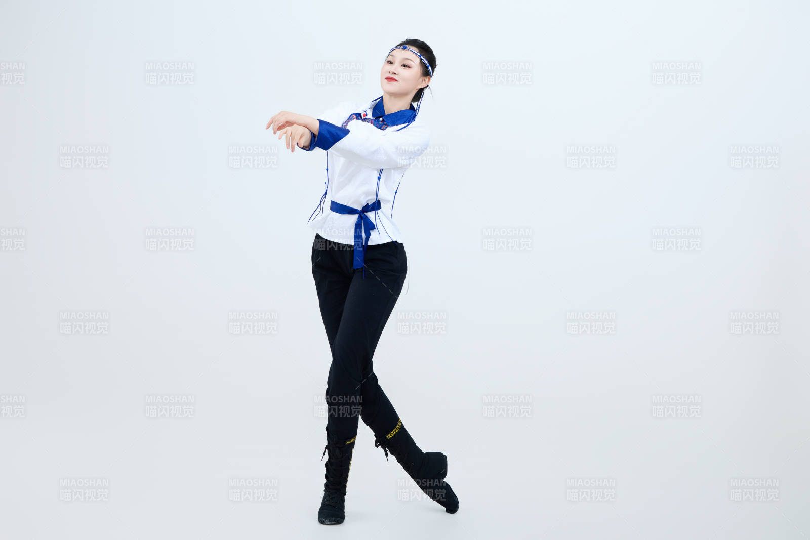 表演中国传统民族舞蹈蒙古族舞的美丽舞者图片