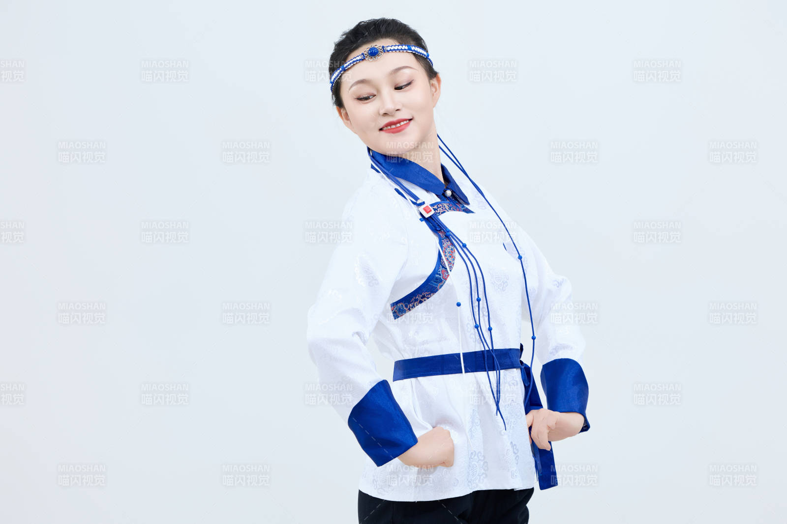 表演中国传统民族舞蹈蒙古族舞的美丽舞者图片