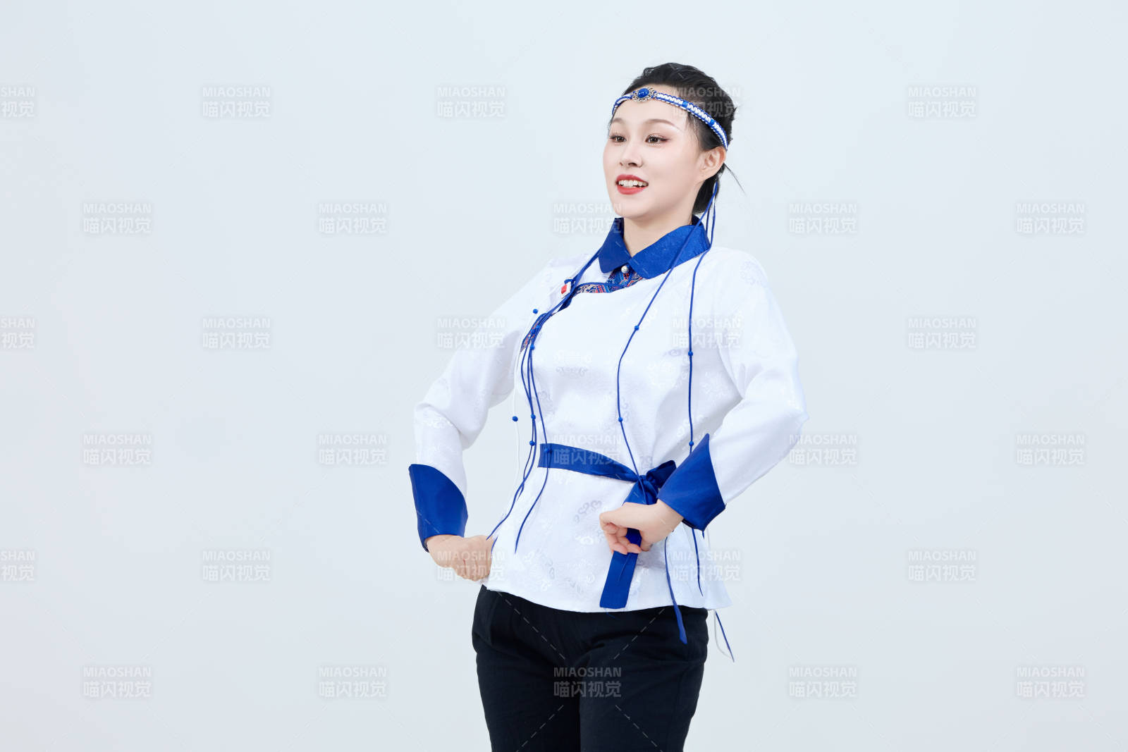 表演中国传统民族舞蹈蒙古族舞的美丽舞者图片