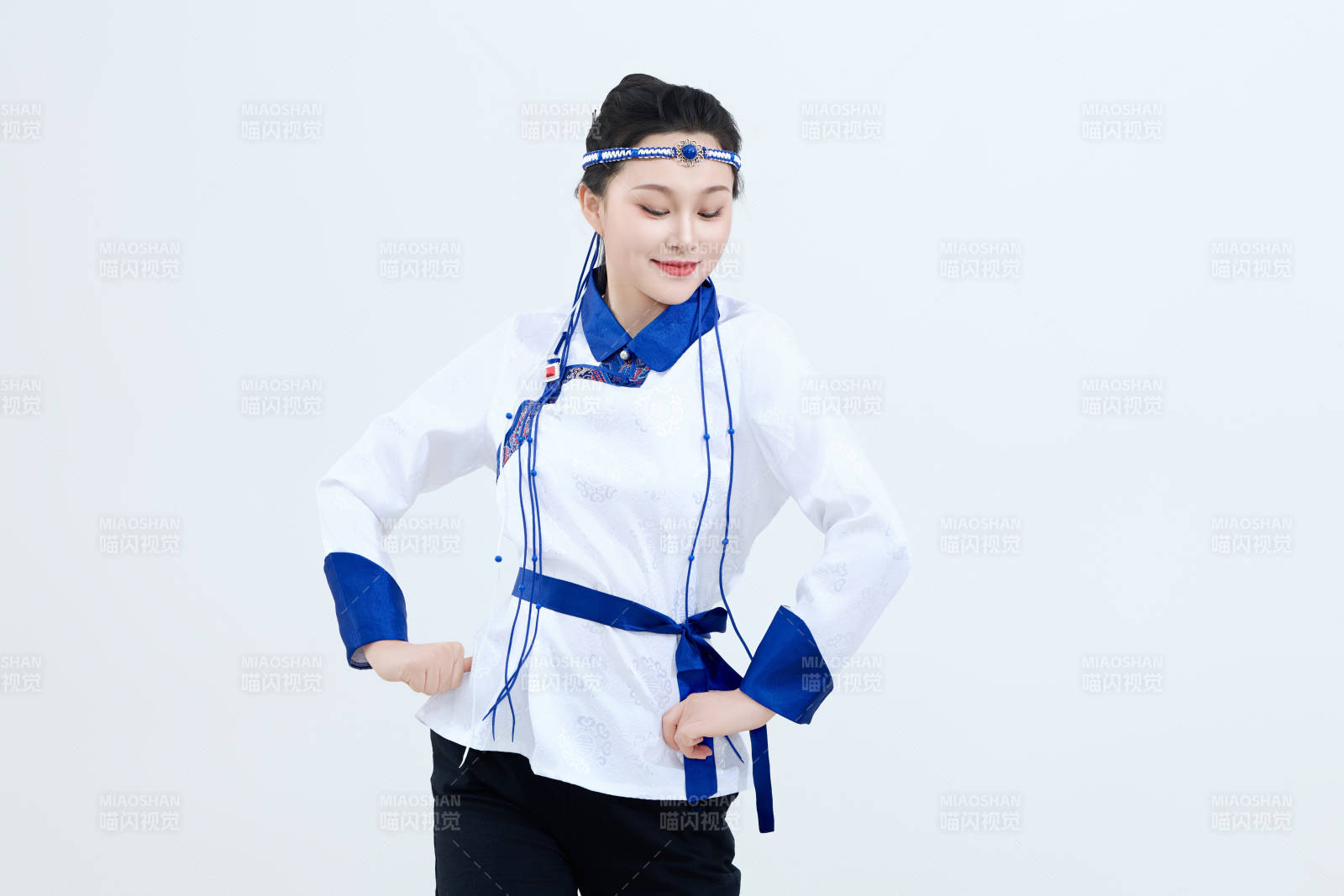 表演中国传统民族舞蹈蒙古族舞的美丽舞者图片