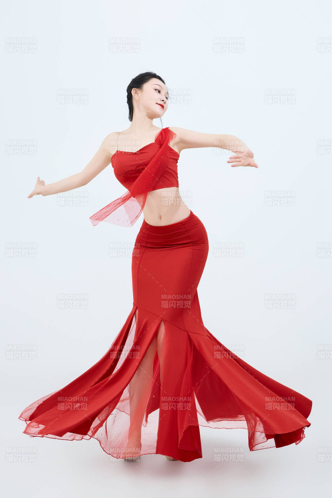 表演中国传统民族舞蹈傣族舞的美丽舞者图片