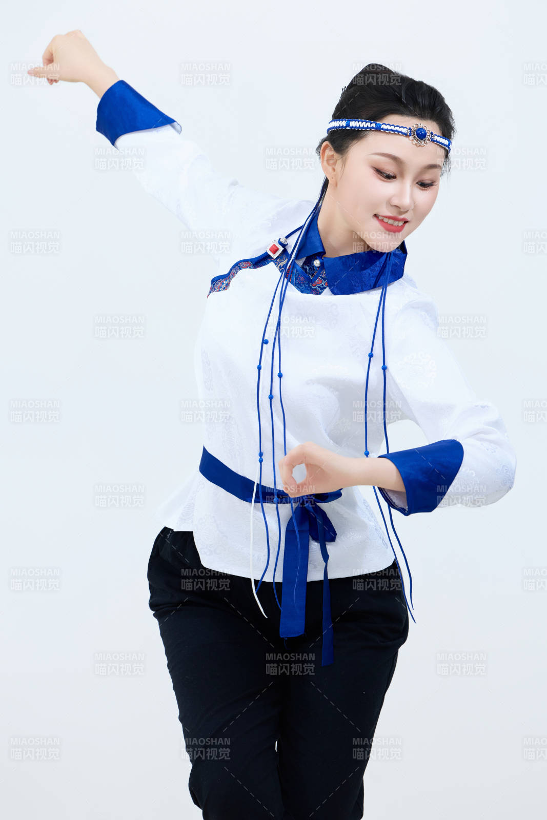 表演中国传统民族舞蹈蒙古族舞的美丽舞者图片