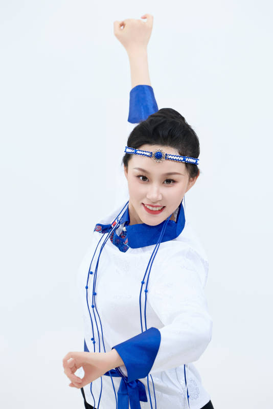 表演中国传统民族舞蹈蒙古族舞的美丽舞者图片