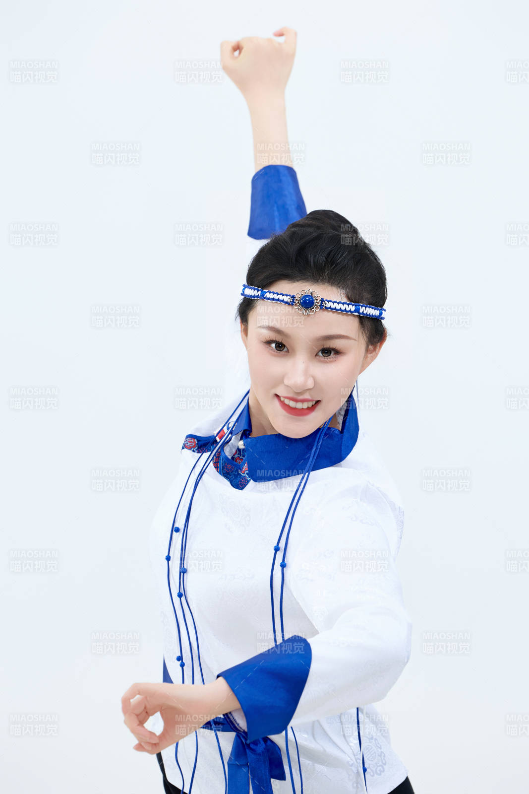 表演中国传统民族舞蹈蒙古族舞的美丽舞者图片