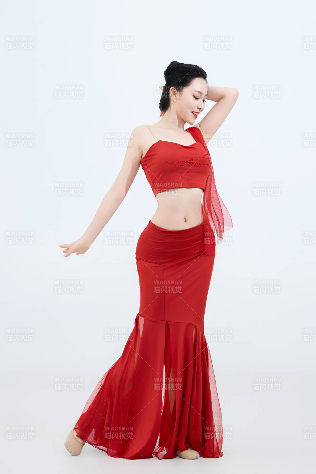 表演中国传统民族舞蹈傣族舞的美丽舞者图片