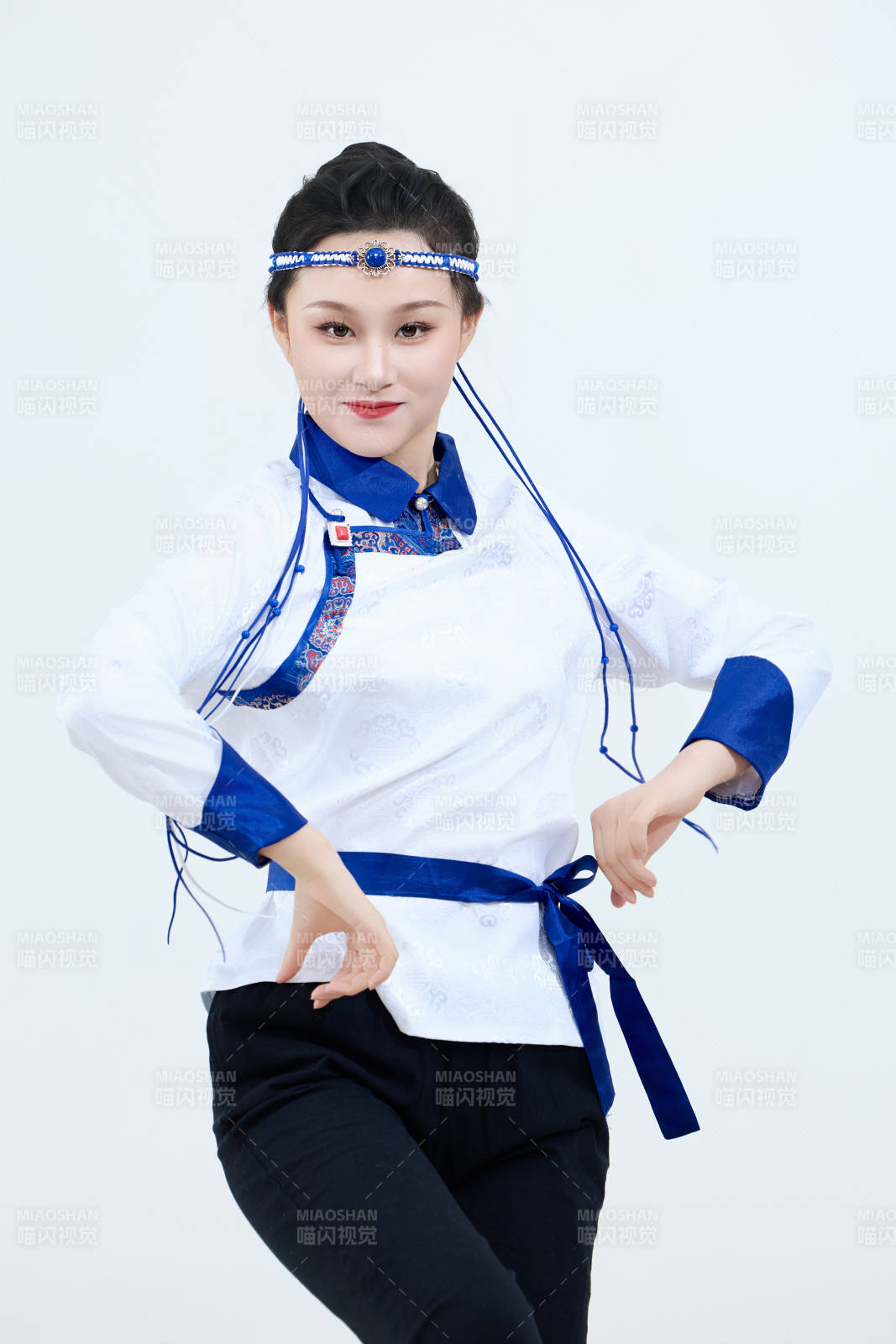 表演中国传统民族舞蹈蒙古族舞的美丽舞者图片