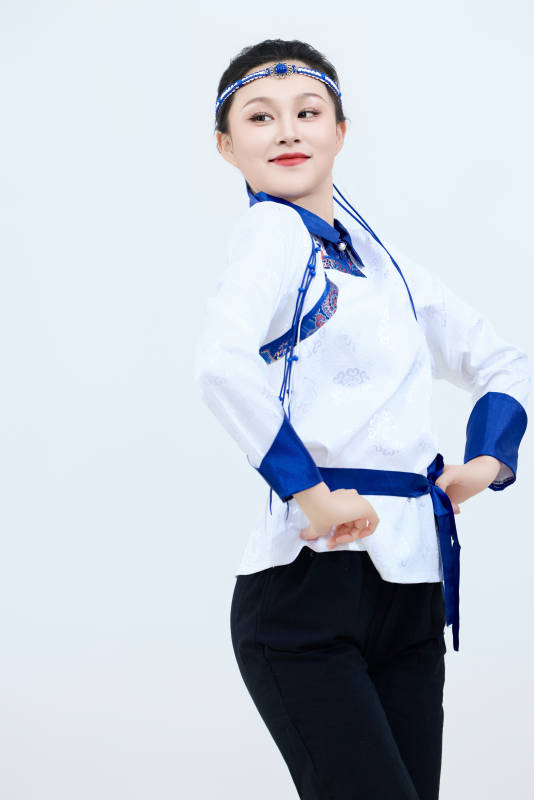 表演中国传统民族舞蹈蒙古族舞的美丽舞者图片