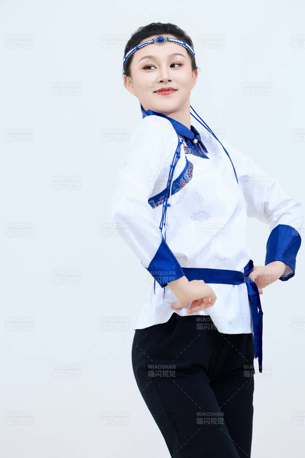 表演中国传统民族舞蹈蒙古族舞的美丽舞者图片