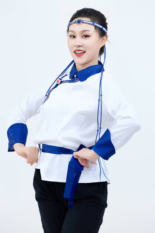 表演中国传统民族舞蹈蒙古族舞的美丽舞者图片