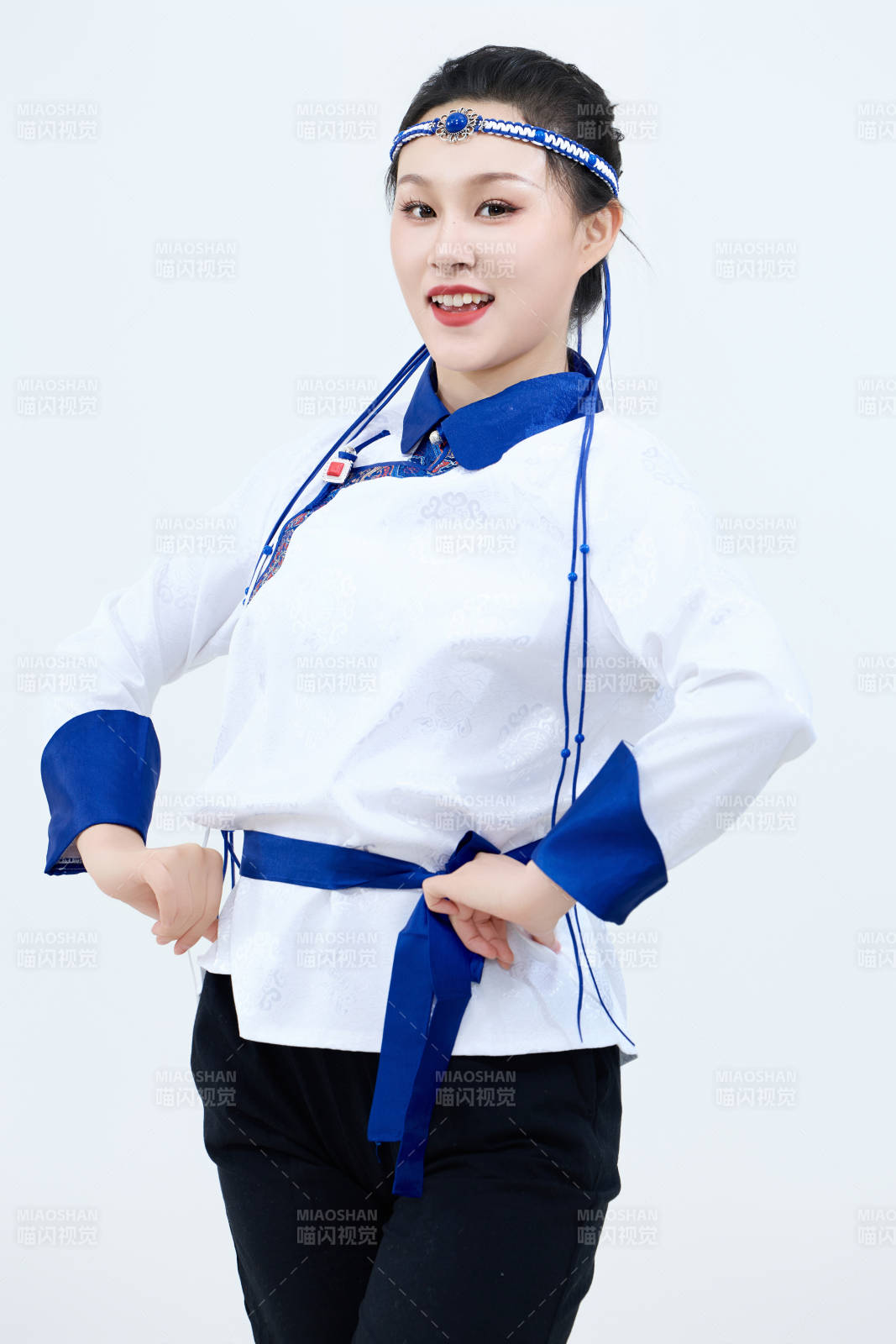 表演中国传统民族舞蹈蒙古族舞的美丽舞者图片