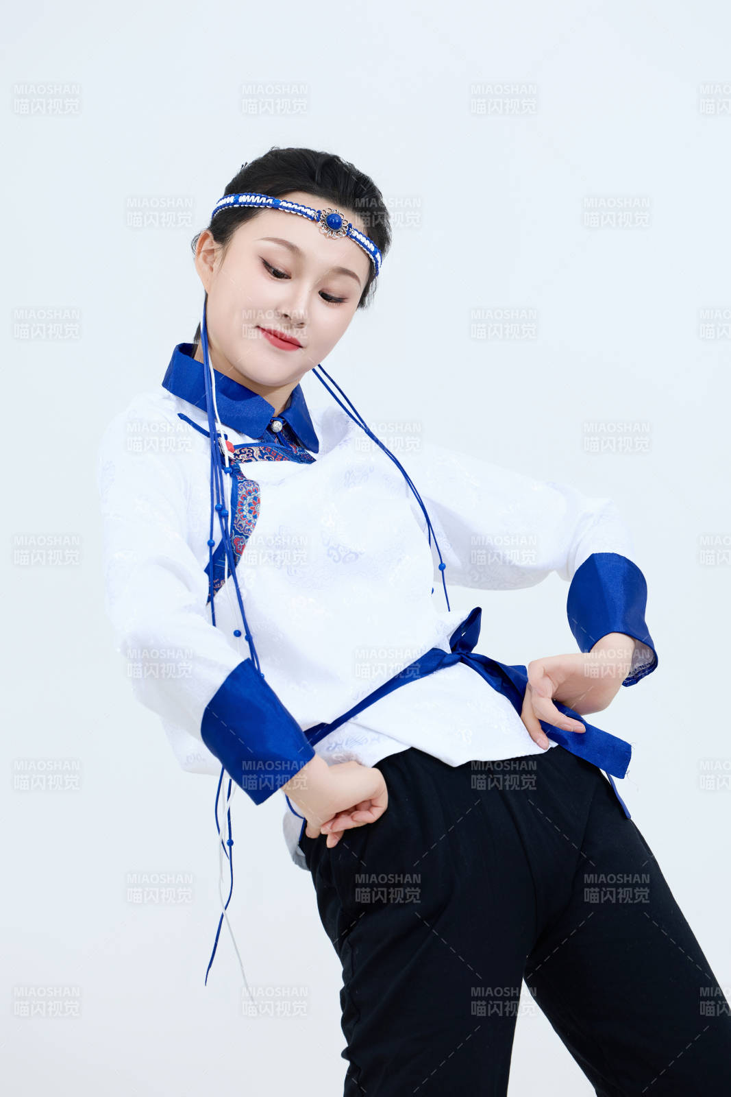 表演中国传统民族舞蹈蒙古族舞的美丽舞者图片