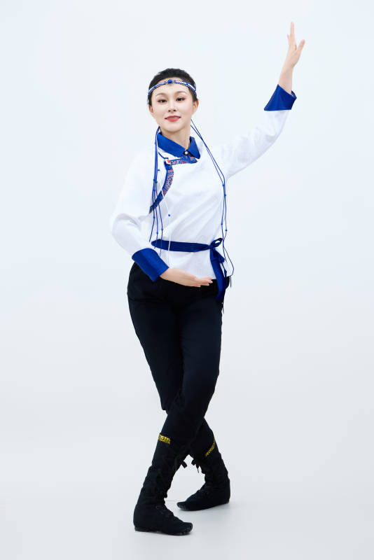 表演中国传统民族舞蹈蒙古族舞的美丽舞者图片