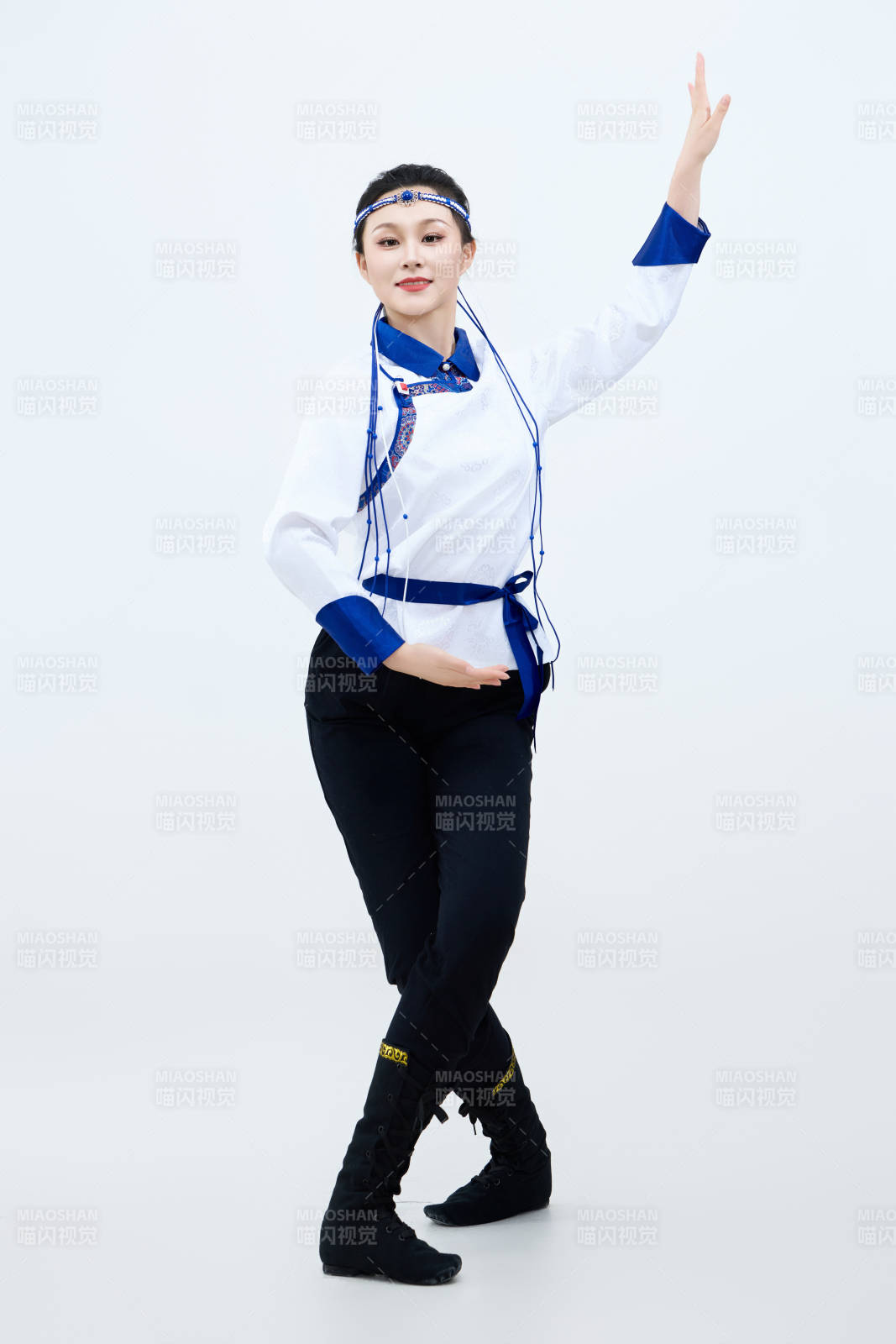 表演中国传统民族舞蹈蒙古族舞的美丽舞者图片