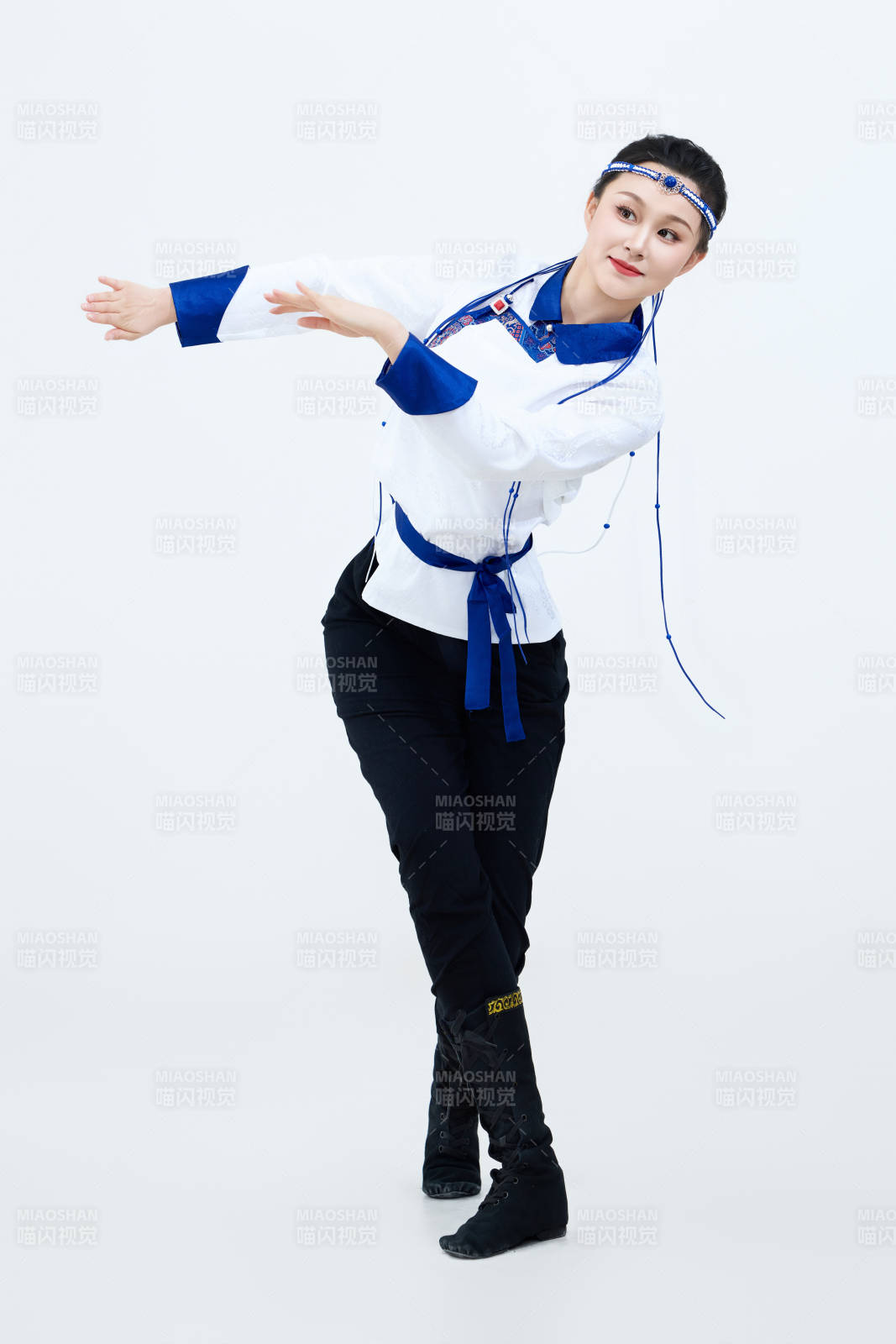 表演中国传统民族舞蹈蒙古族舞的美丽舞者图片