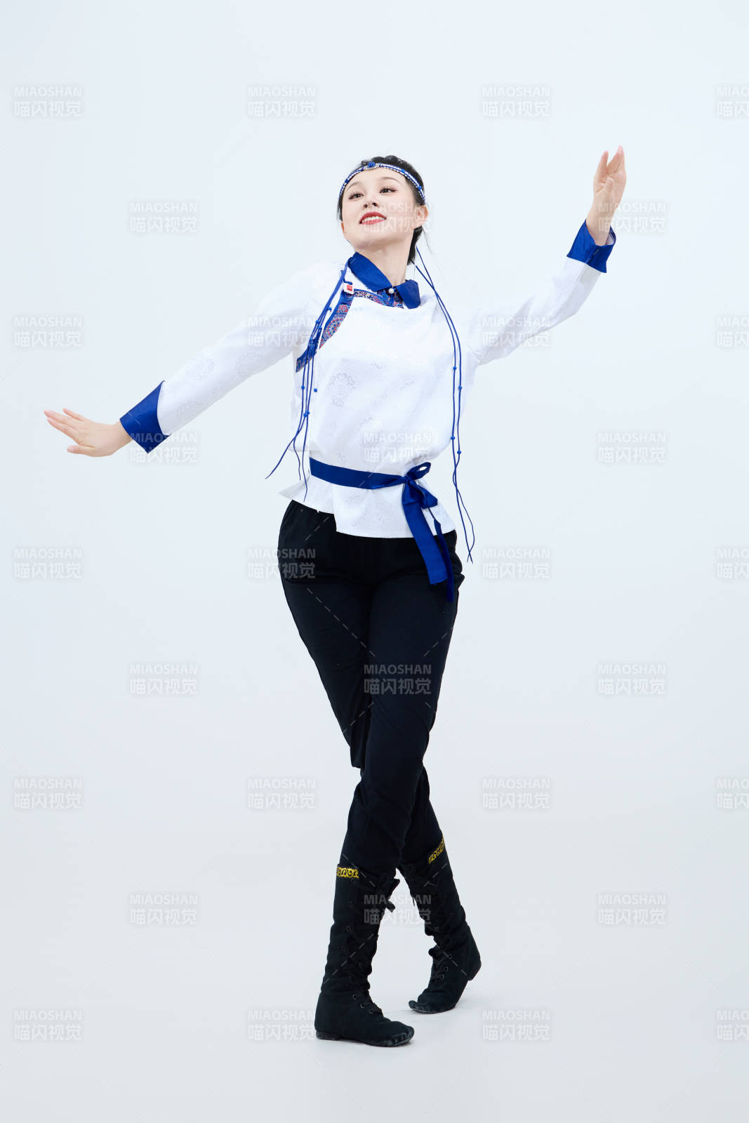 表演中国传统民族舞蹈蒙古族舞的美丽舞者图片