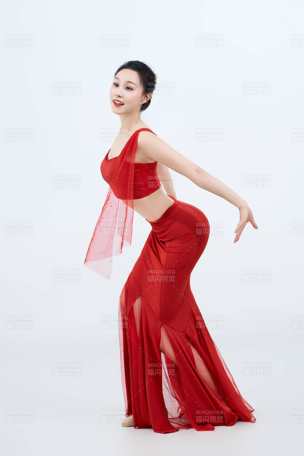 表演中国传统民族舞蹈傣族舞的美丽舞者图片