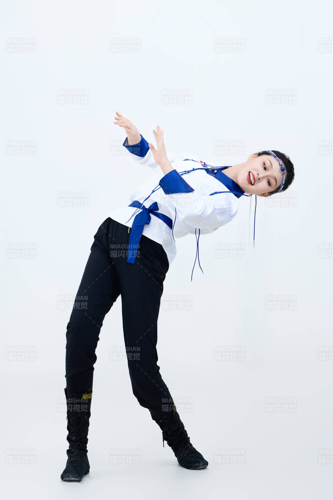 表演中国传统民族舞蹈蒙古族舞的美丽舞者图片