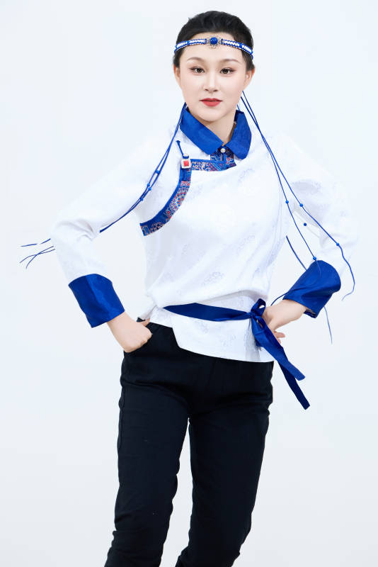 表演中国传统民族舞蹈蒙古族舞的美丽舞者图片