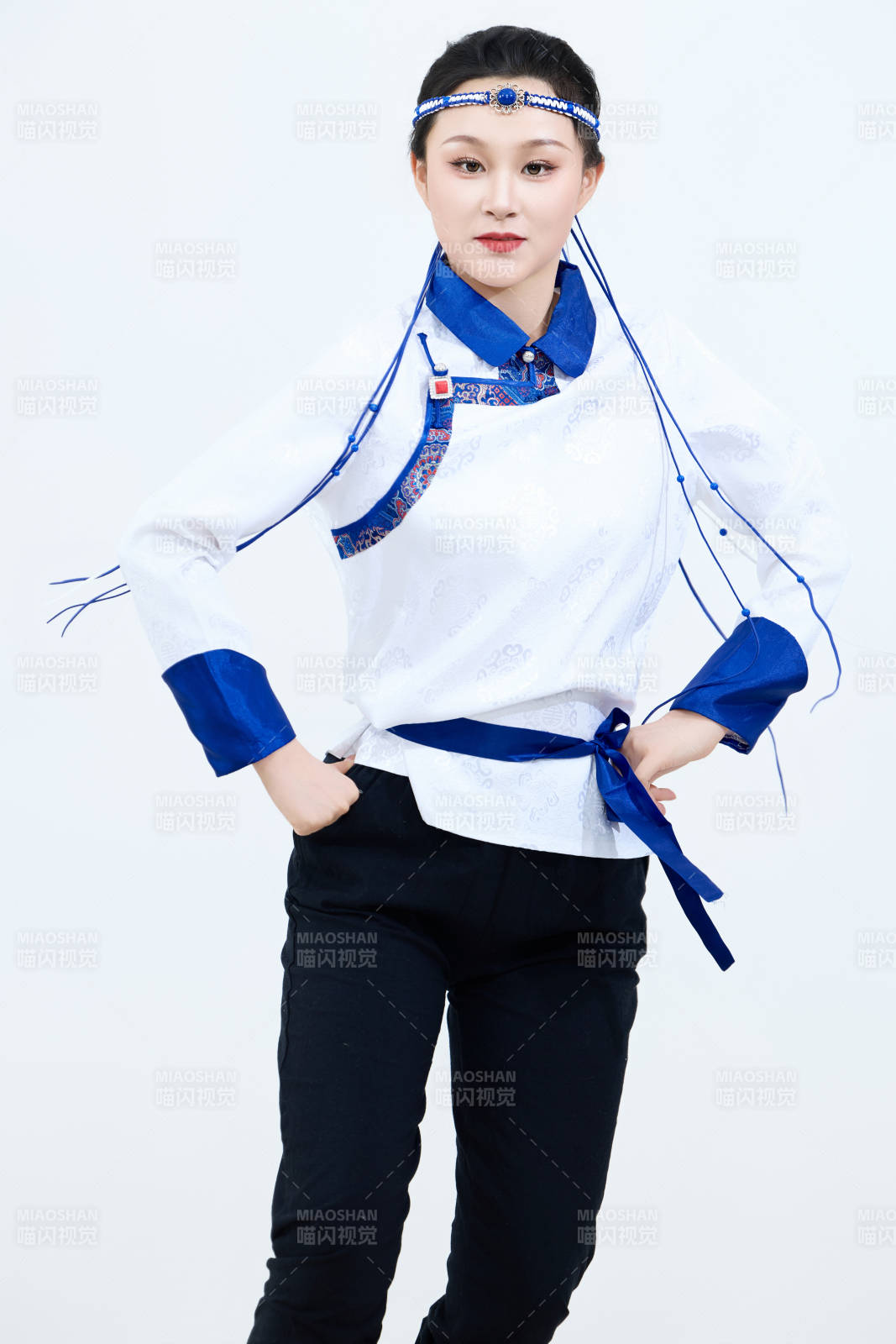 表演中国传统民族舞蹈蒙古族舞的美丽舞者图片