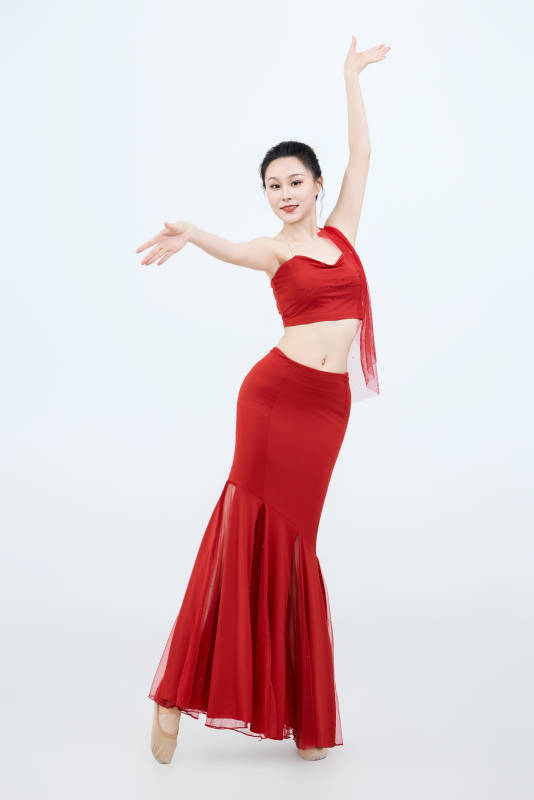 表演中国传统民族舞蹈傣族舞的美丽舞者图片