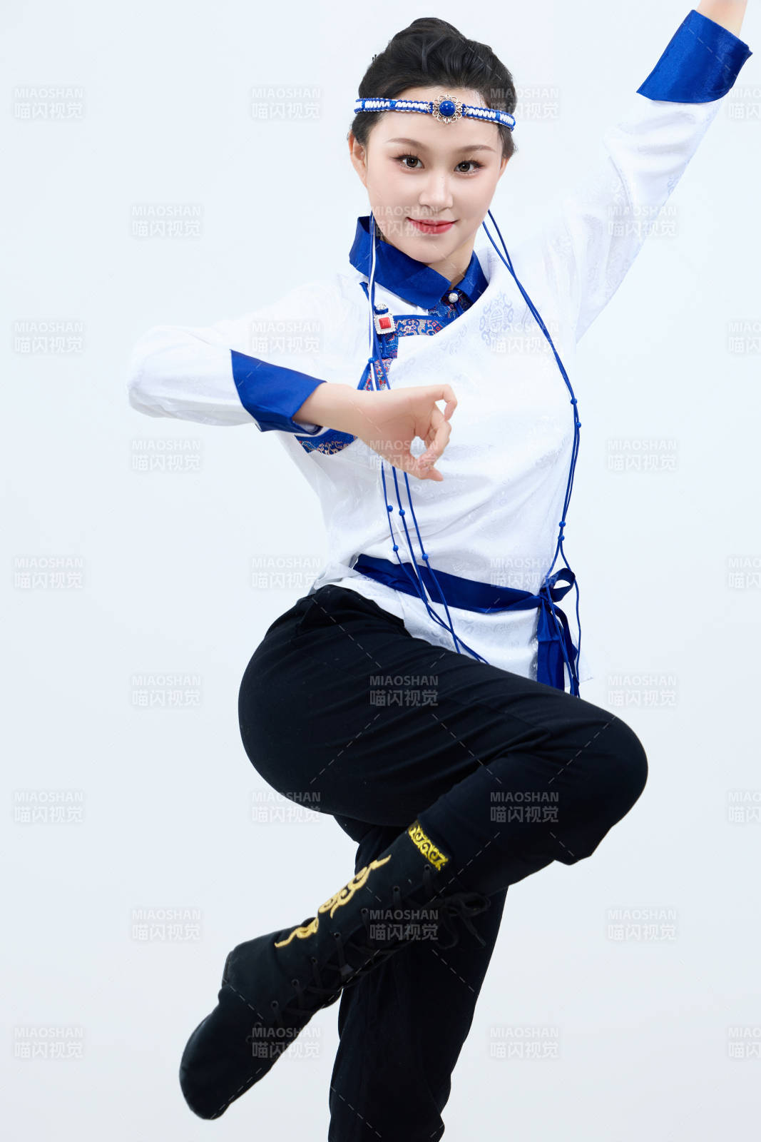 表演中国传统民族舞蹈蒙古族舞的美丽舞者图片