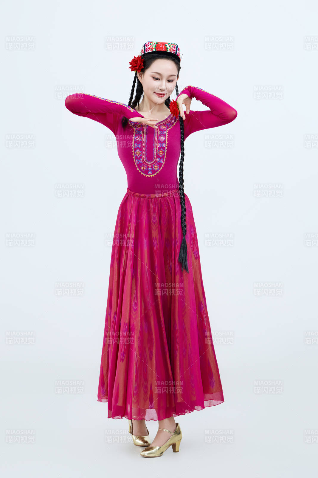 表演中国新疆维吾尔族传统舞蹈的美丽舞者图片