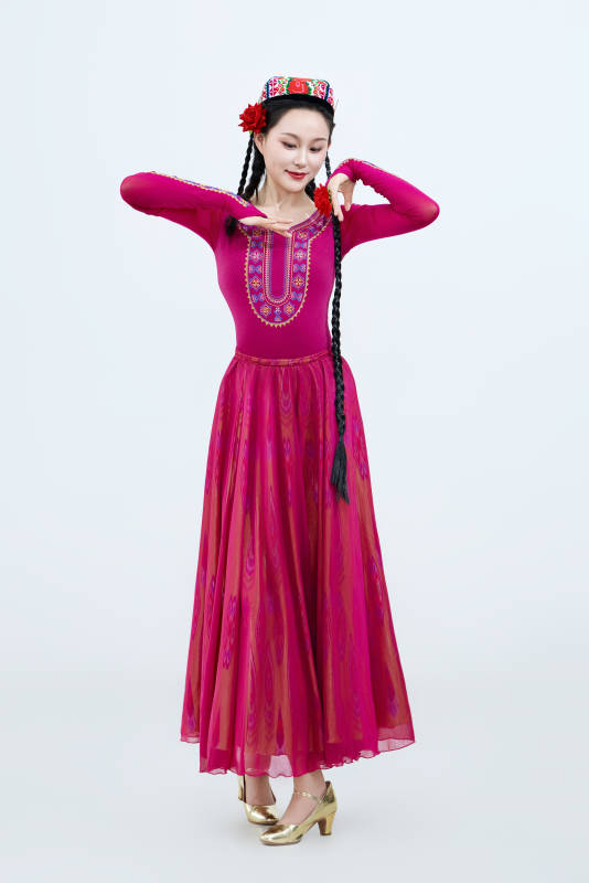 表演中国新疆维吾尔族传统舞蹈的美丽舞者图片