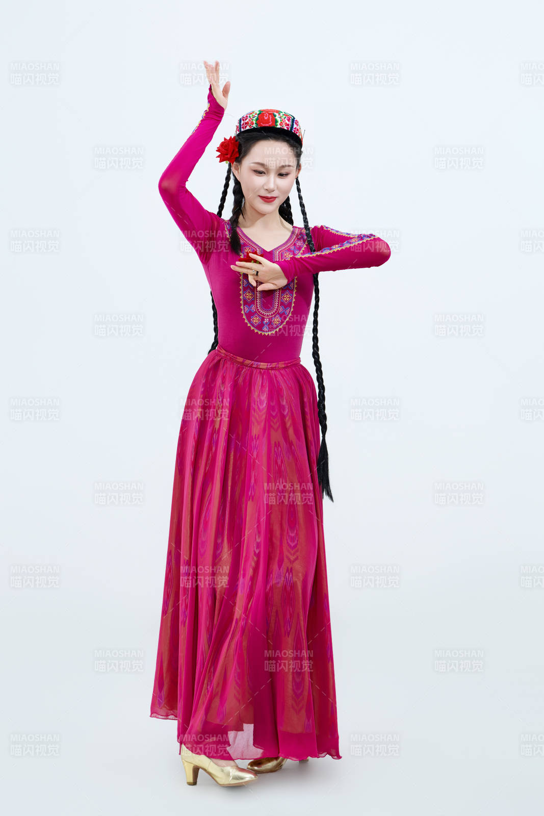 表演中国新疆维吾尔族传统舞蹈的美丽舞者图片