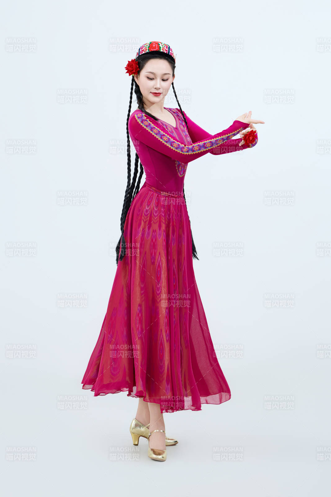 表演中国新疆维吾尔族传统舞蹈的美丽舞者图片