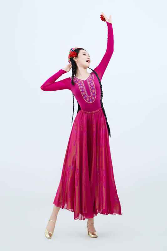 表演中国新疆维吾尔族传统舞蹈的美丽舞者图片