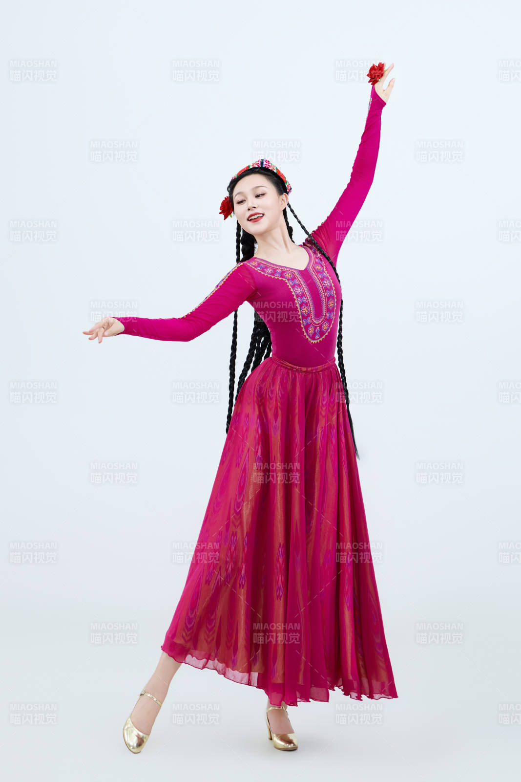 表演中国新疆维吾尔族传统舞蹈的美丽舞者图片