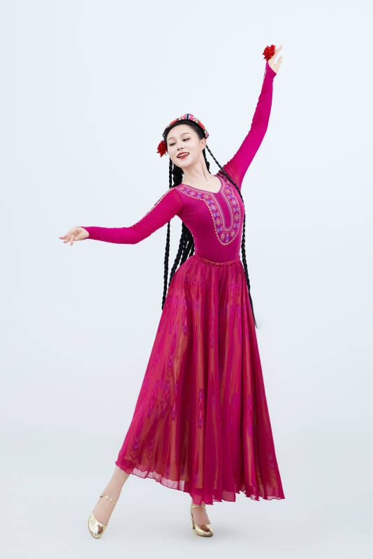 表演中国新疆维吾尔族传统舞蹈的美丽舞者图片