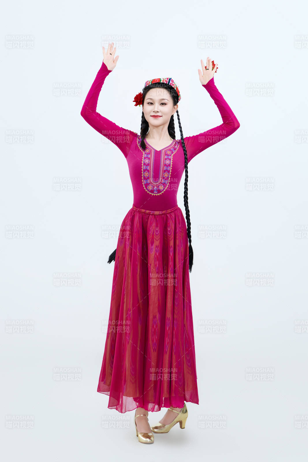 表演中国新疆维吾尔族传统舞蹈的美丽舞者图片