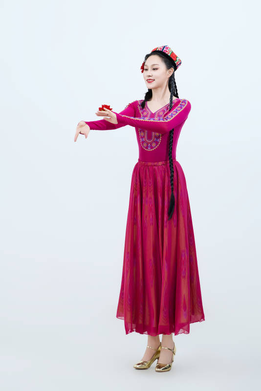 表演中国新疆维吾尔族传统舞蹈的美丽舞者图片