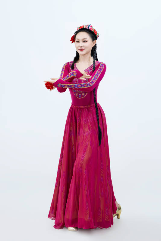 表演中国新疆维吾尔族传统舞蹈的美丽舞者图片