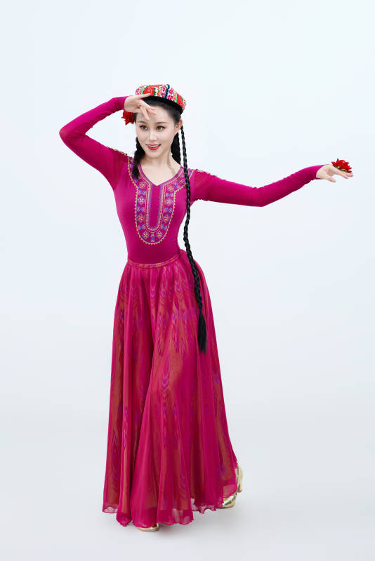 表演中国新疆维吾尔族传统舞蹈的美丽舞者图片