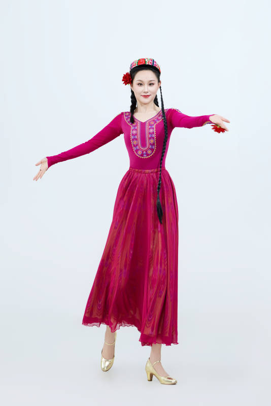 表演中国新疆维吾尔族传统舞蹈的美丽舞者图片