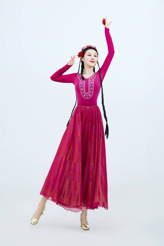 表演中国新疆维吾尔族传统舞蹈的美丽舞者图片