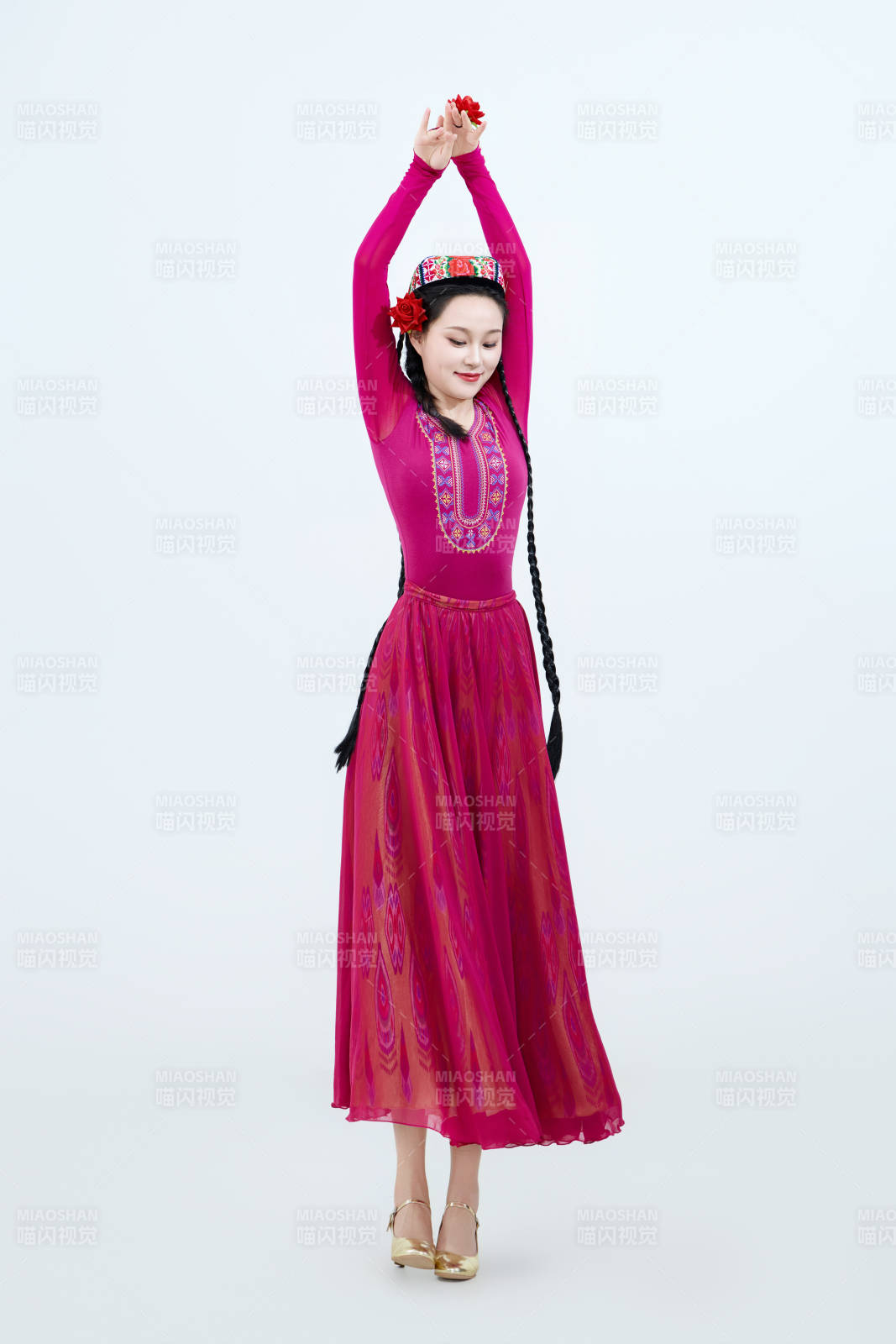 表演中国新疆维吾尔族传统舞蹈的美丽舞者图片