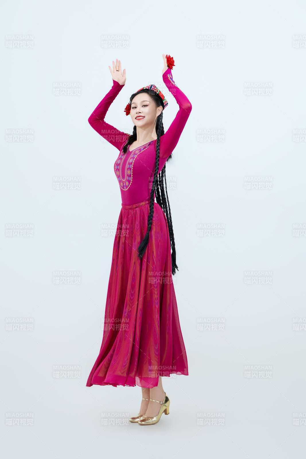 表演中国新疆维吾尔族传统舞蹈的美丽舞者图片