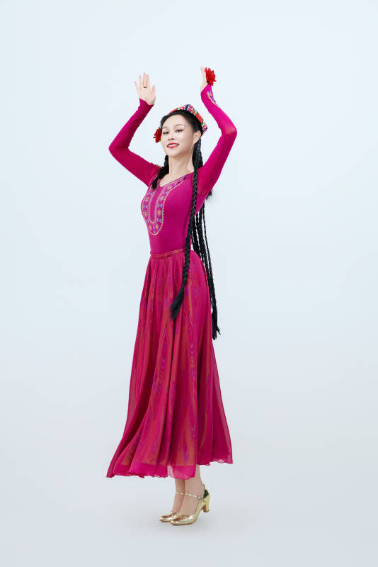 表演中国新疆维吾尔族传统舞蹈的美丽舞者图片