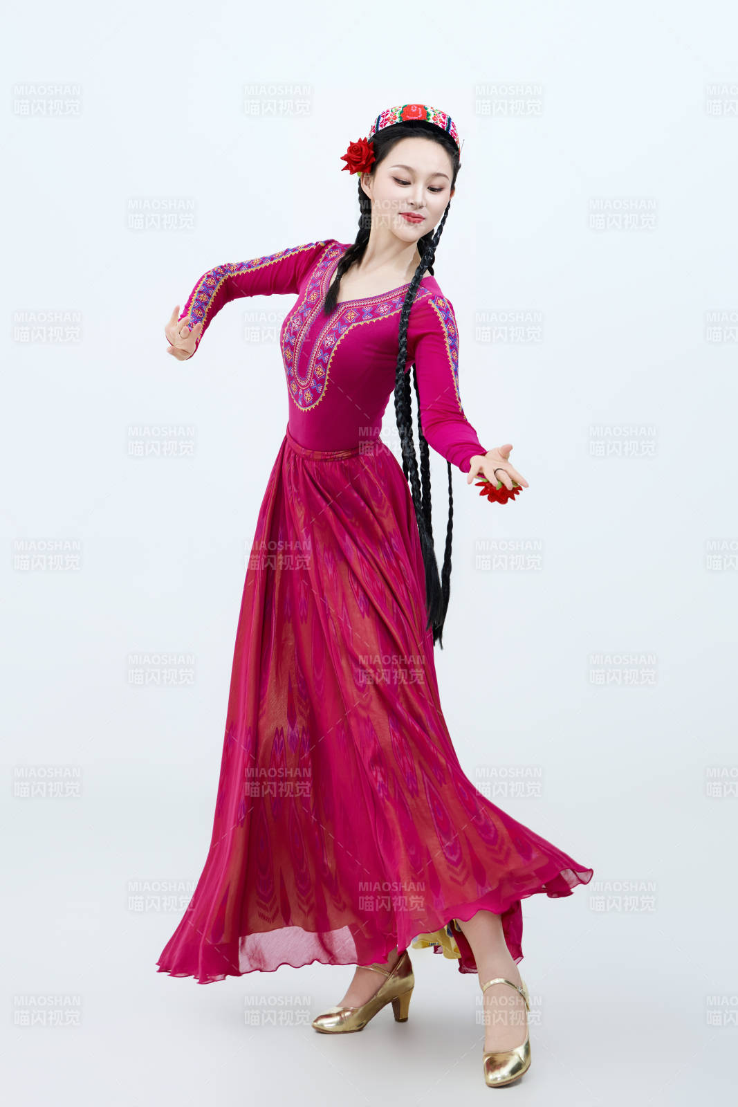 表演中国新疆维吾尔族传统舞蹈的美丽舞者图片